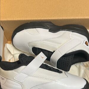 Jordan Max Aura 6 Kids Sneakers - White, Metallic Gold, Black